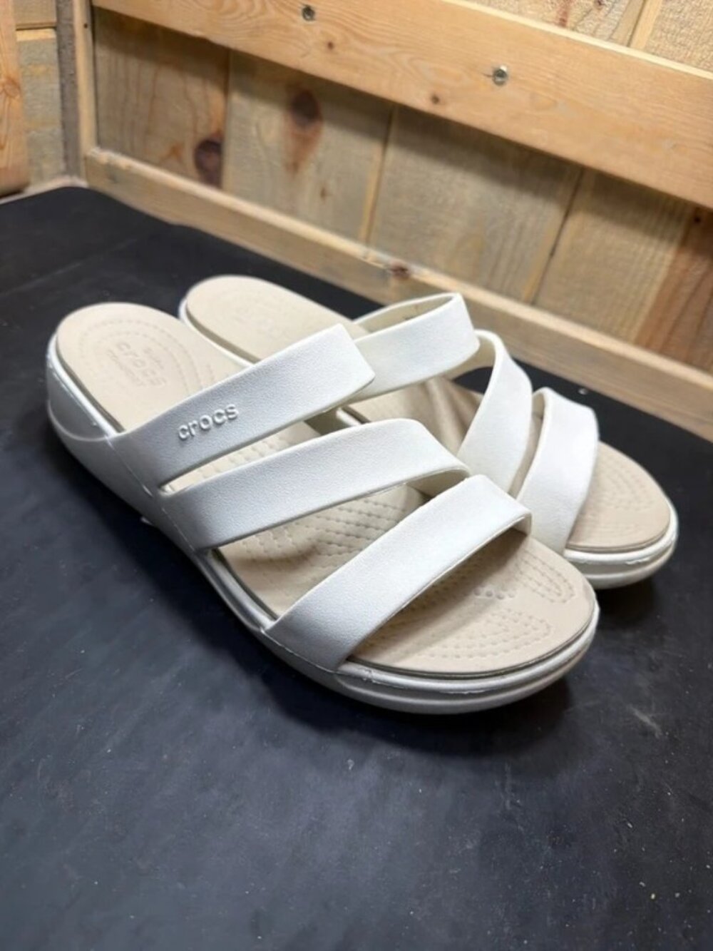 Crocs Dual Comfort Cream beige slip on sandals women’s 8